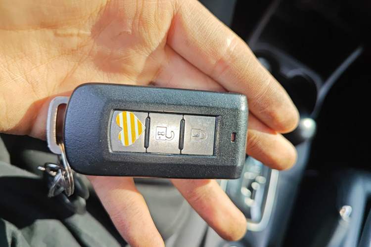 Used Mitsubishi Outlander 2013 2.4L 4x4 Luxury Navigation Edition 5 Seats Vehicle Key