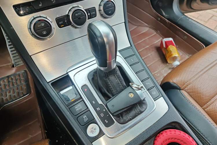 Used Volkswagen FAW-Volkswagen CC 2013 2.0 TSI Ultimate Model Gear Lever