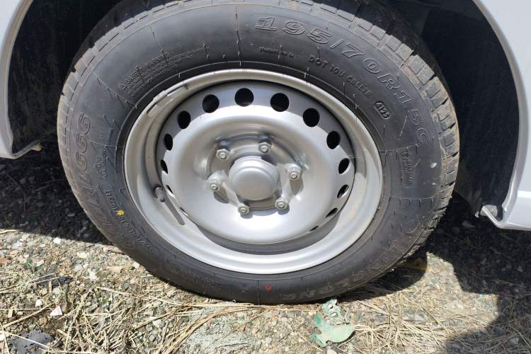 Used Wuling Yangguang 2025 Model 400km Bus Edition—Comfort Edition Right Rear Wheel Hub