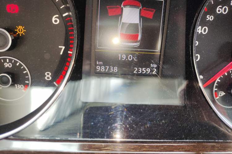 Used Volkswagen Magotan 2015 1.8TSI Prestige Model Odometer Close Up