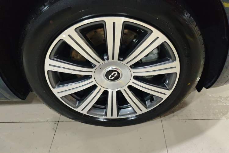 Used Hima AITO M8 2025 Extended-Range Max Version 37 kWh 6-Seater Right Front Wheel Hub