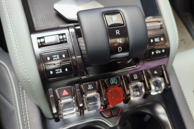 Used Formula Leopard 5 2023 Navigator Edition
