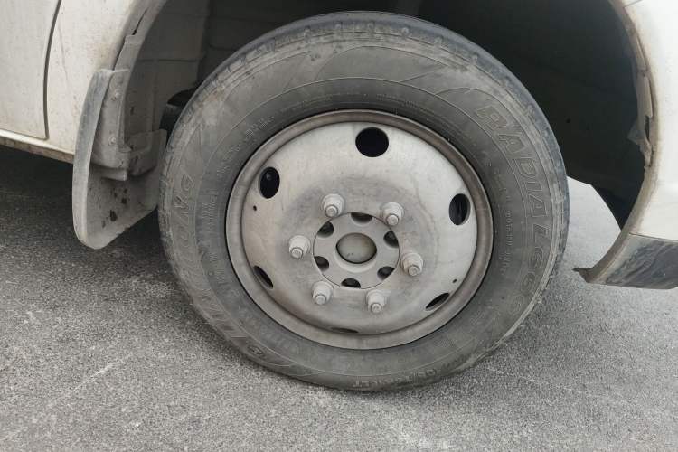 Used Dongfeng Yufeng 2023 V9+ 2.3T Manual Rear-Drive Cargo Van with Dual Rear Tires 3-Seater Right Front Wheel Hub