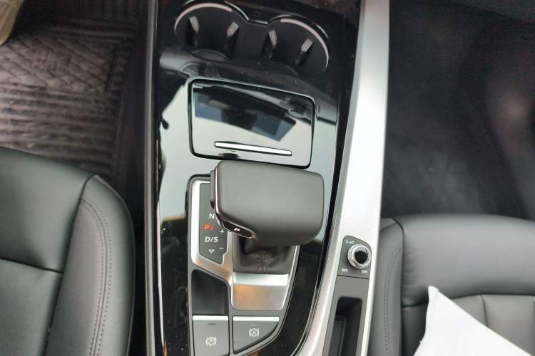 Used Audi A4 2023 Avant 40 TFSI Fashionable and Dynamic Model Gear Lever