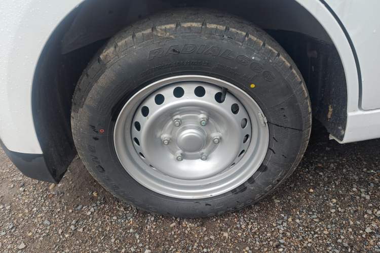 Used Wuling Yangguang 2024 300KM Comfort Version Passenger Van 75kW
