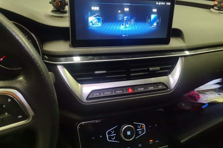 Used Hongqi H5 2022 Classic Model Facelift 1.5T DCT Qiyun Edition Audio And AC Panel