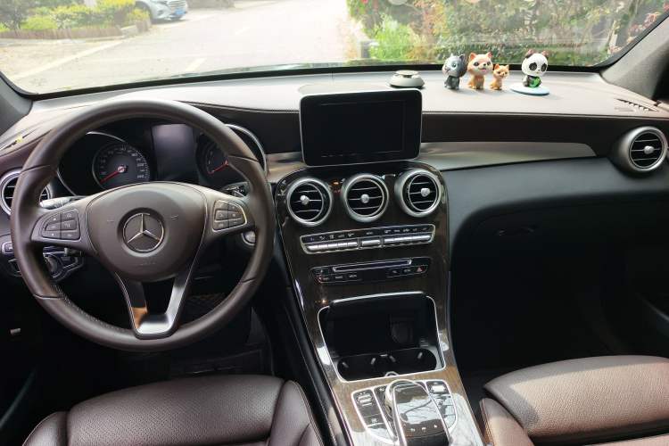 Used Mercedes-Benz GLC 2019 GLC 260 L 4MATIC Luxury Model Center Console