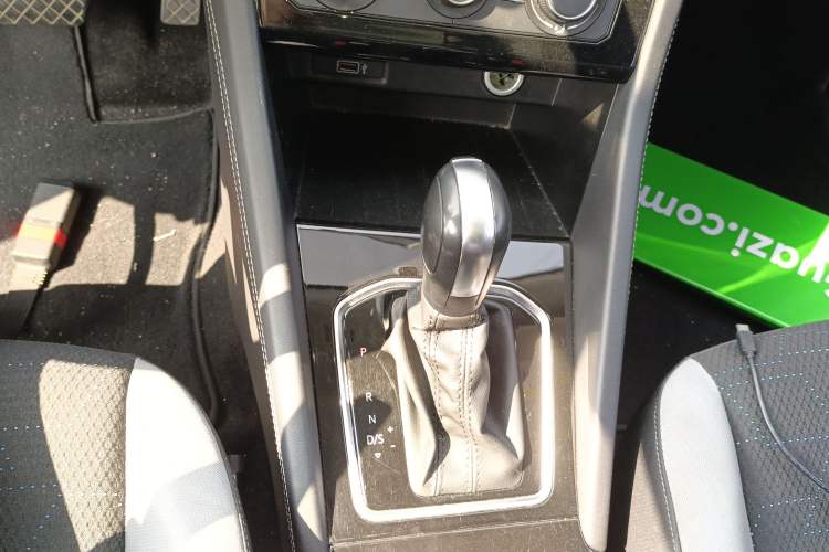 Used Jetta VS7 2023 280TSI Automatic Trend Edition Gear Lever