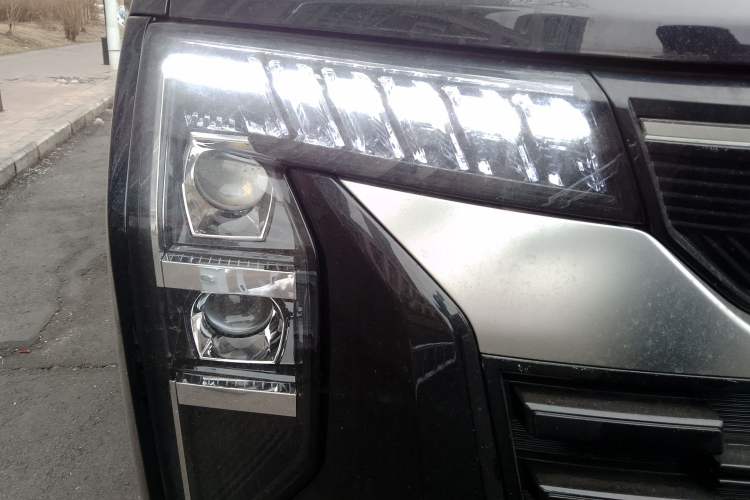 Used Sinotruk Pioneer V 2025 Multi-Function PRO Version 2.0T Automatic Short Wheelbase Low Roof Right Front Headlight