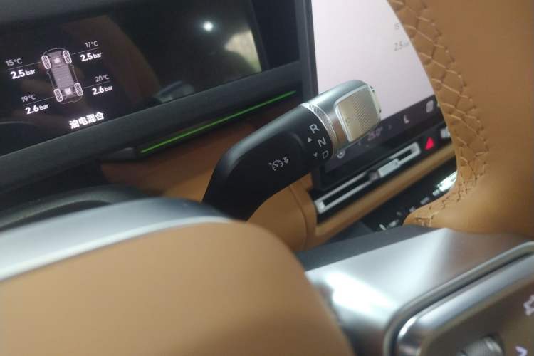 Used iCAR V27 2026 Model 200KM Four-Wheel Drive Falcon 500 Gear Lever