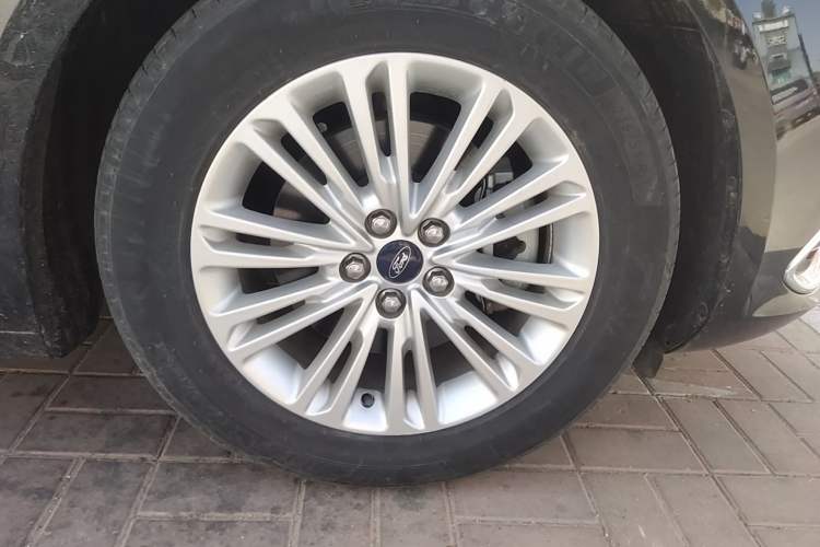 Used Ford Taurus 2015 EcoBoost 245 Fashion Edition Right Front Wheel Hub