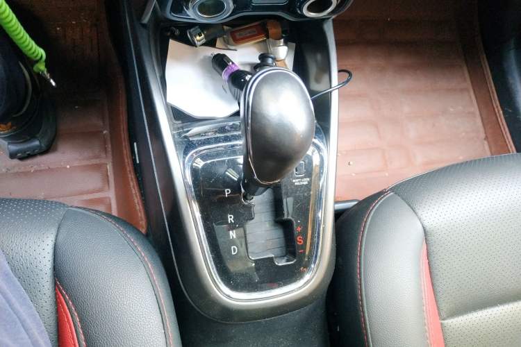 Used CHANGAN CS15 2016 1.5L Automatic Fashion Edition Gear Lever