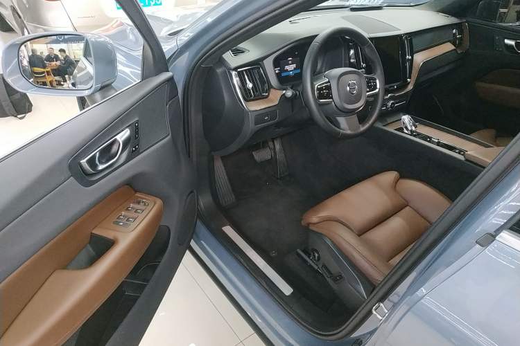 Used Volvo XC60 2023 B5 4x4 Smart Luxury Edition Driver Seat