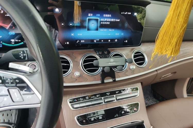 Used Mercedes-Benz E-Class New Energy 2022 Second Facelift E 350 e L Plug-in Hybrid Sedan Audio And AC Panel