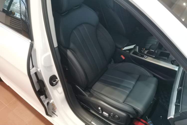 Used Audi A4L 2025 2 Million Units Enjoyment Version 40 TFSI Stylish and Dynamic Type Right Front Seat