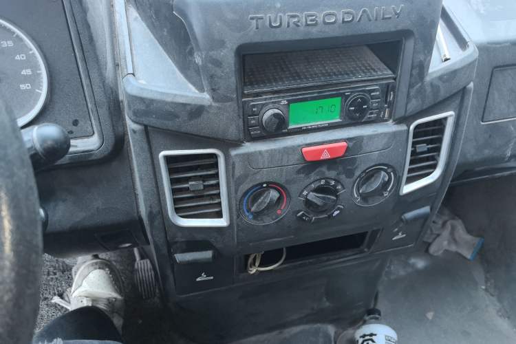 Used Iveco Daily 2022 2.5T A37 M1 Passenger Van 5-9 Seats Long Wheelbase Mid-Roof Design Dual Tires Manual Doors Audio And AC Panel