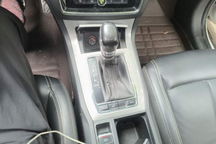 Used Roewe RX5 2016 30T Two-Wheel Drive Automatic Internet Smart Edition