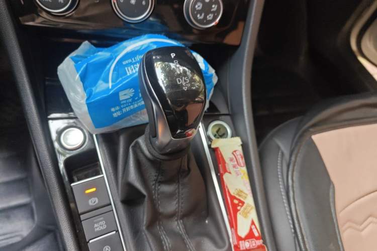 Used Volkswagen Sagitar 2022 200TSI DSG Flyover Edition Gear Lever