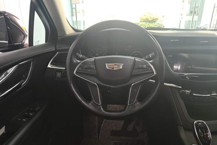 Used Cadillac XT5 2018 25T Luxury Model Steering Wheel