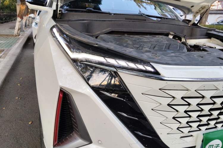 Used CHANGAN OSHAN Z6 2022 Blue Whale 1.5T DCT Smart Navigation Model Right Front Headlight