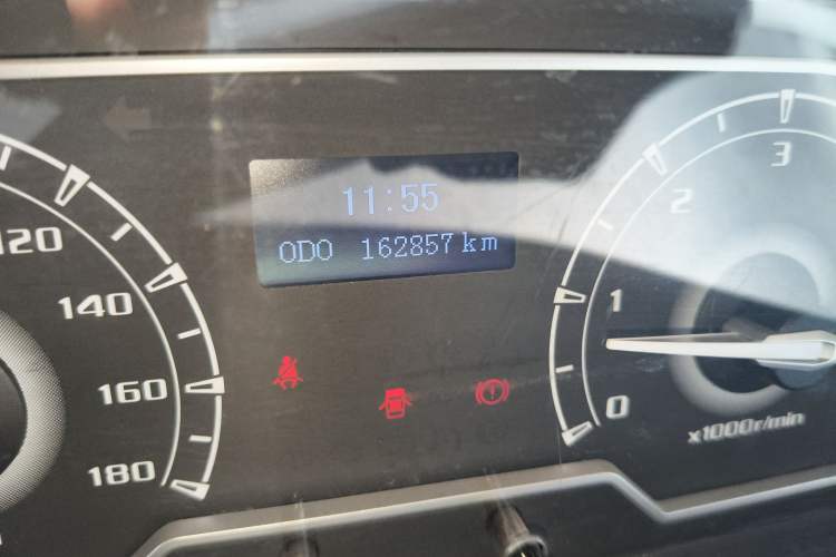 Used SAIC MAXUS Xintu V80 2019 2.5T Classic Model 6-Speed Manual Aotong Long Wheelbase Mid-Height 7-Seater