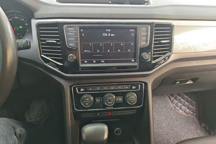 Used Volkswagen Teramont 2017 330TSI Two-Wheel-Drive Luxury Edition Audio And AC Panel