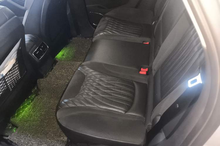 Used Hongqi HS5 2022 Facelifted Version 2.0T Smart Connect Flagship All-Wheel-Drive Edition Left Rear Seat