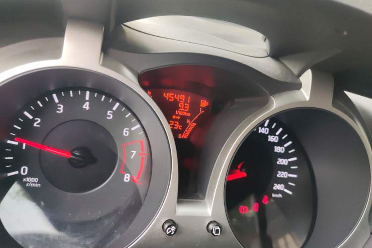 Used Infiniti ESQ 2014 1.6L Spontaneous Edition Odometer Close Up