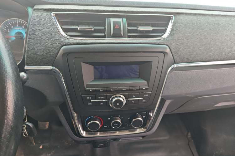 Used Jinbei Hiace X30 2023 1.5L Super-Comfortable Passenger Van 5/6/7-Seater Non-Air-Conditioned Version Model SWC15M
