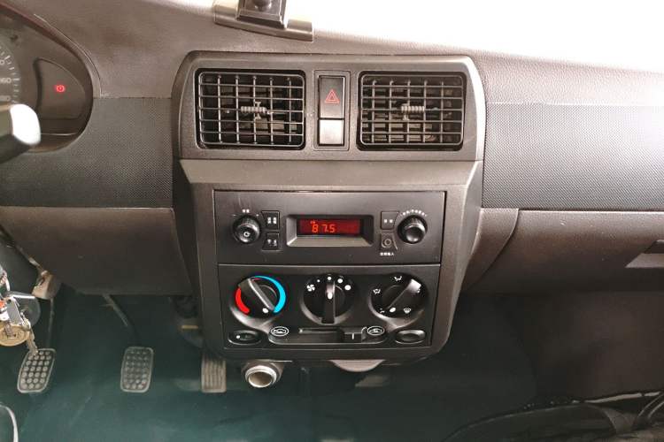 Used Wuling Rongguang Small Truck 2020 1.5L Base Version China VI Standard Double-Cab L3C Audio And AC Panel