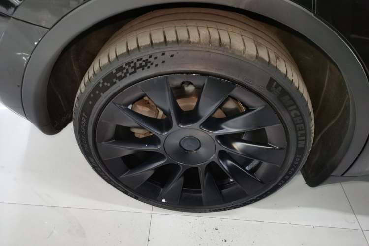 Used Tesla Model Y 2022 Long-Range All-Wheel-Drive Version Right Rear Wheel Hub