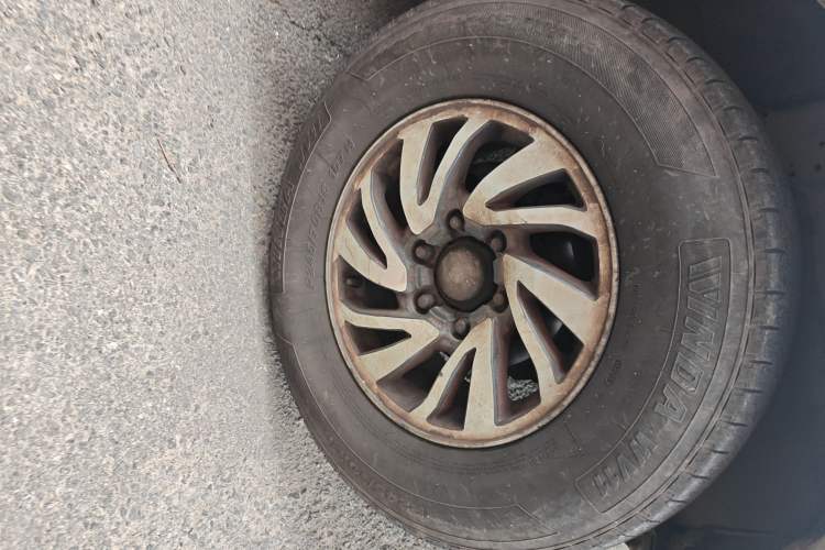 Used Dongfeng Ruichi 2017 2.5T Diesel Two-Wheel Drive Standard Version with Long Cargo Bed – ZD25T5 Right Front Wheel Hub