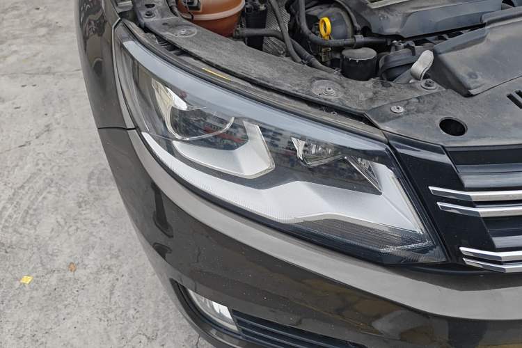 Used Volkswagen Tiguan 2016 300TSI Automatic All-Wheel Drive Luxury Edition Right Front Headlight