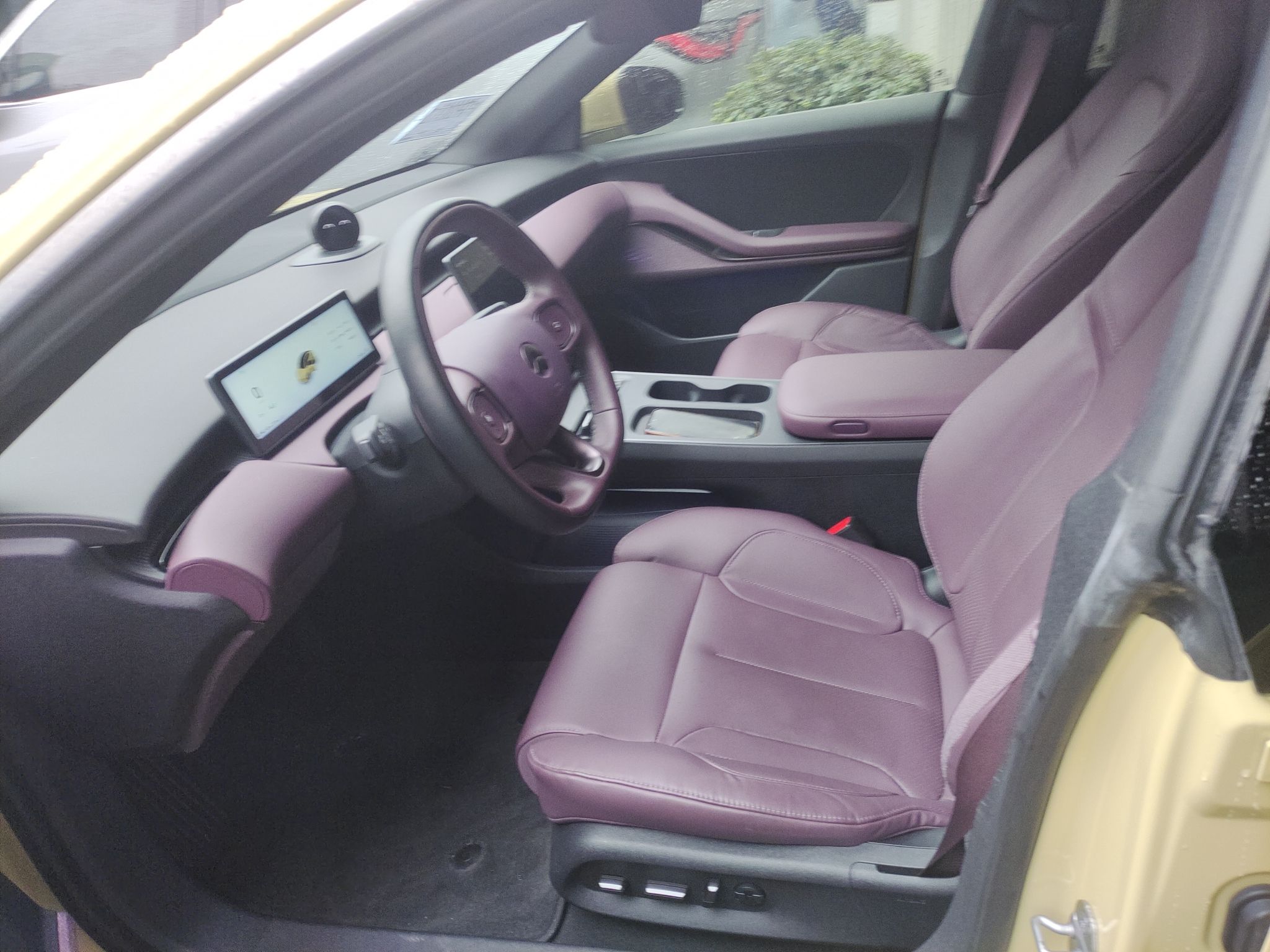 المقاعد الأمامية داخل السيارة