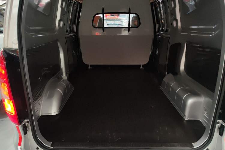 Used Wuling Hongguang V 2022 1.5L Jingqu Edition Enclosed-Window Vehicle with Hydraulic Power Steering LAR