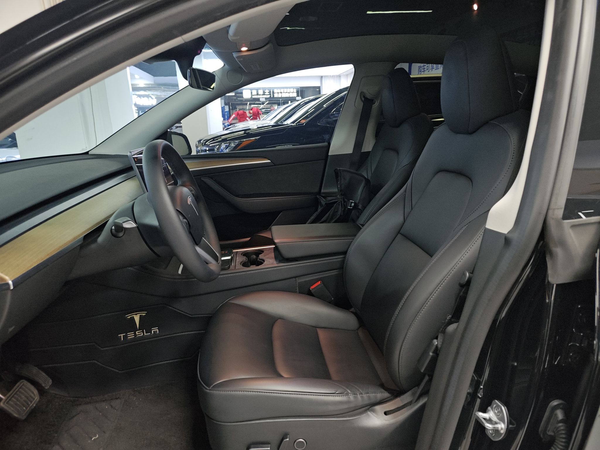 Переднее сиденье в автомобиле