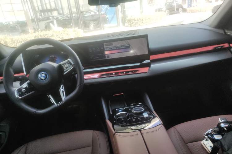 Used BMW i5 2025 eDrive 40L M Sport Package Center Console