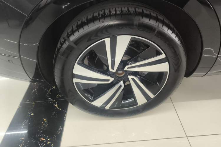 Used Volkswagen Tavendor 2024 380TSI All-Wheel-Drive R-Line Cruise Premium Edition Right Rear Wheel Hub