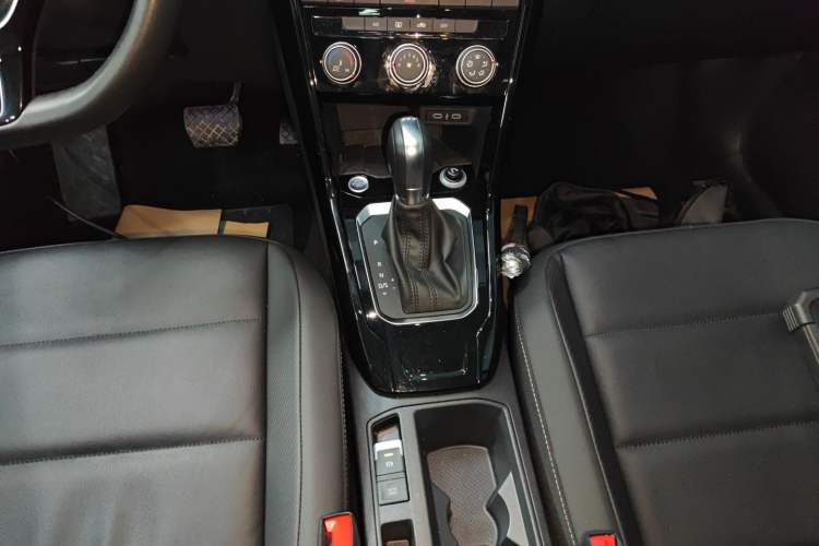 Used Volkswagen T-ROC 2021 280TSI DSG Two-Wheel Drive Comfort Connect Edition
