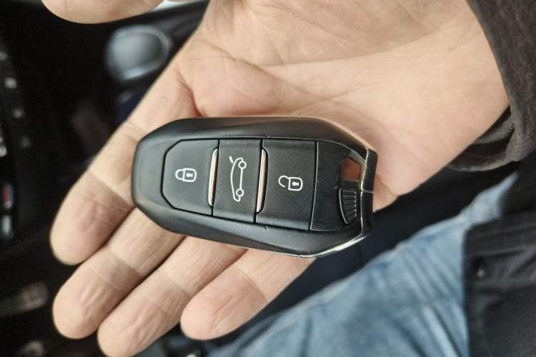 Used Peugeot 2008 2015 1.6THP Automatic Navigation Edition Vehicle Key