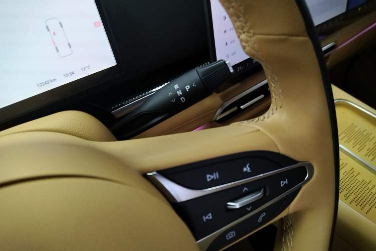 Used VOYAH Dream 2025 PHEV Four-Wheel-Drive Flagship Kunpeng Edition Gear Lever