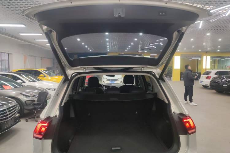 Used Volkswagen Tiguan L 2019 Revised 330TSI Automatic Two-Wheel Drive Smart & Luxury Edition China VI Standard
