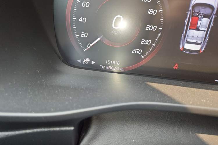 Used Volvo XC40 2020 T4 Four-Wheel Drive Smart Luxury Edition Odometer Close Up