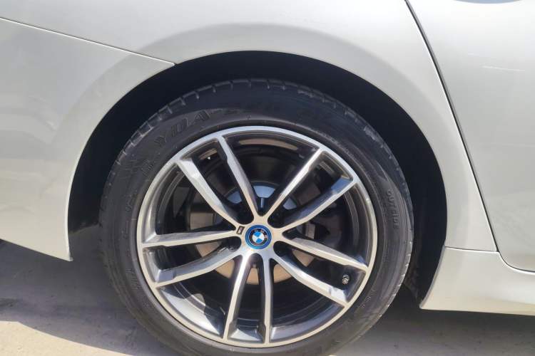 Used BMW 5 Series New Energy 2022 Restyled 535Le Pioneer Edition M Sport Package Right Rear Wheel Hub