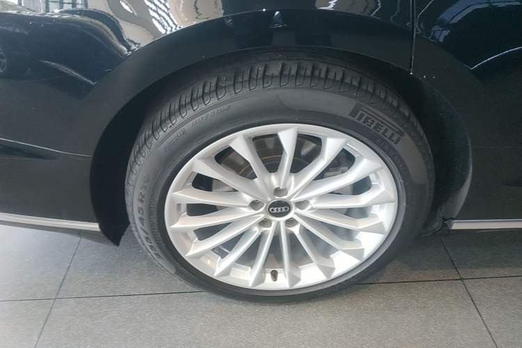 Used Audi A8 2022 A8L 50 TFSI quattro Comfort Edition Collector's Model Right Rear Wheel Hub