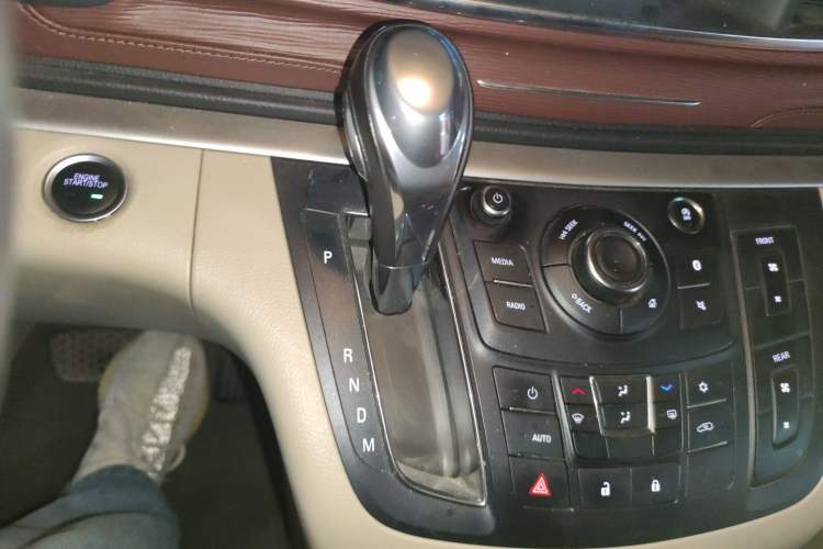 Used Buick GL8 2018 28T Luxury Model China VI Standard Gear Lever
