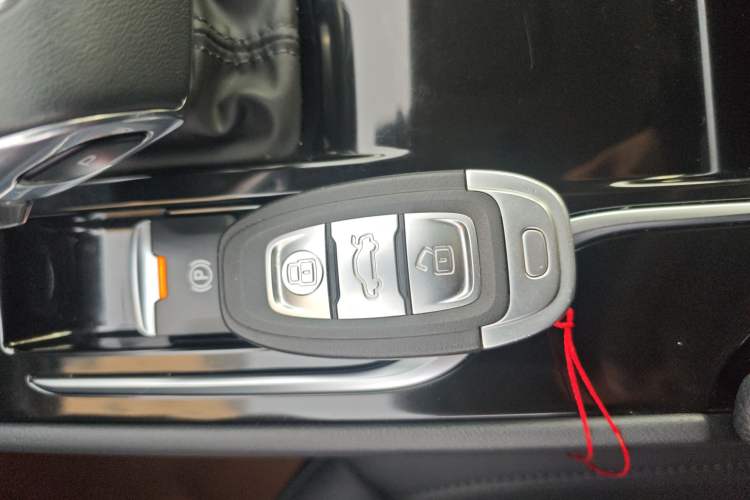 Used Hongqi E-QM5 2022 431 km Charge & Enjoy Edition
