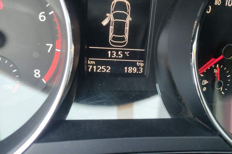 Used Volkswagen Sagitar 2015 230TSI Automatic Luxury Model Odometer Close Up