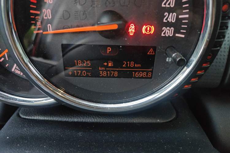 Used MINI 2016 1.5T COOPER Five-Door Edition Odometer Close Up