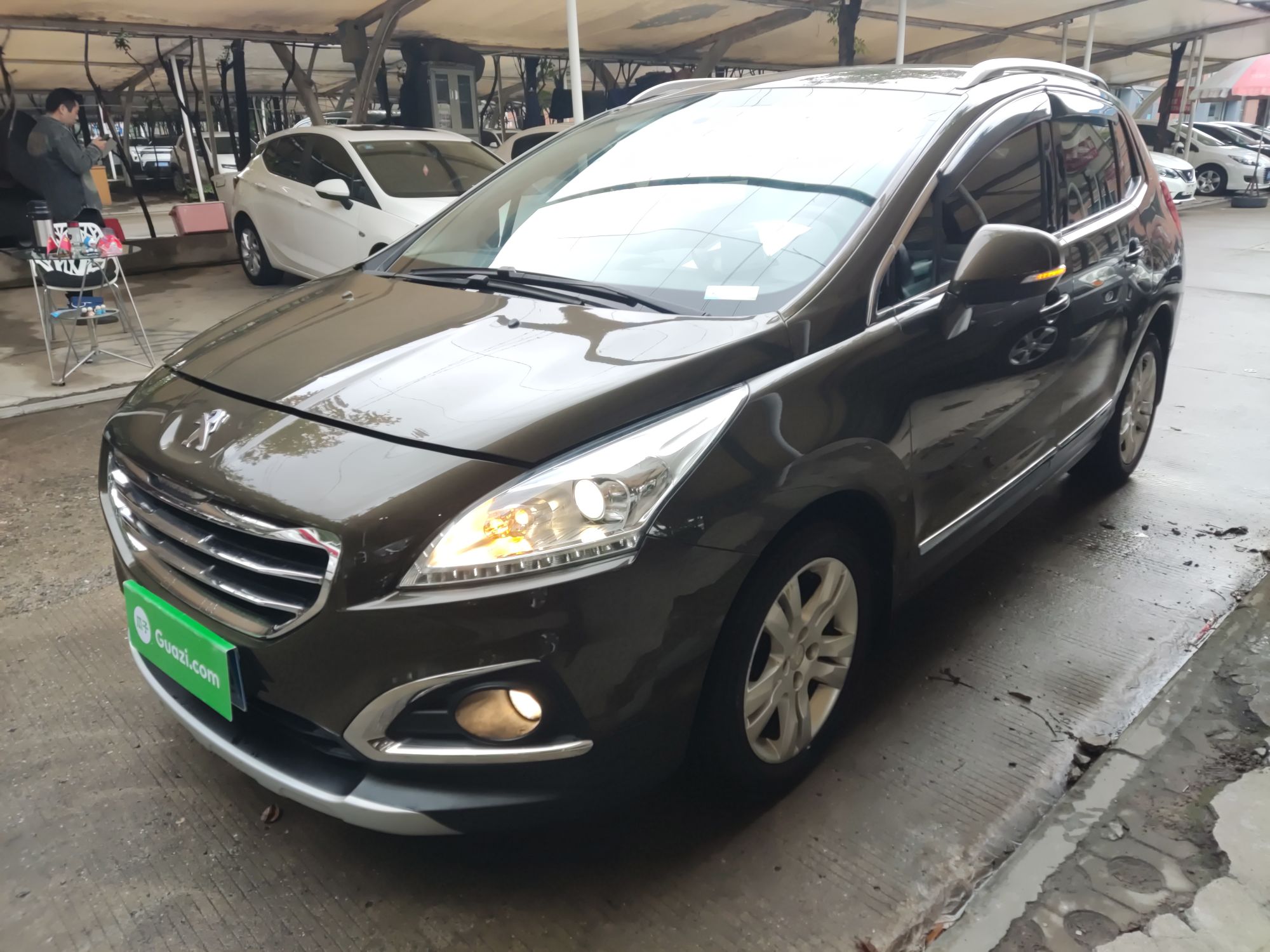 تحت مقدمة السيارة